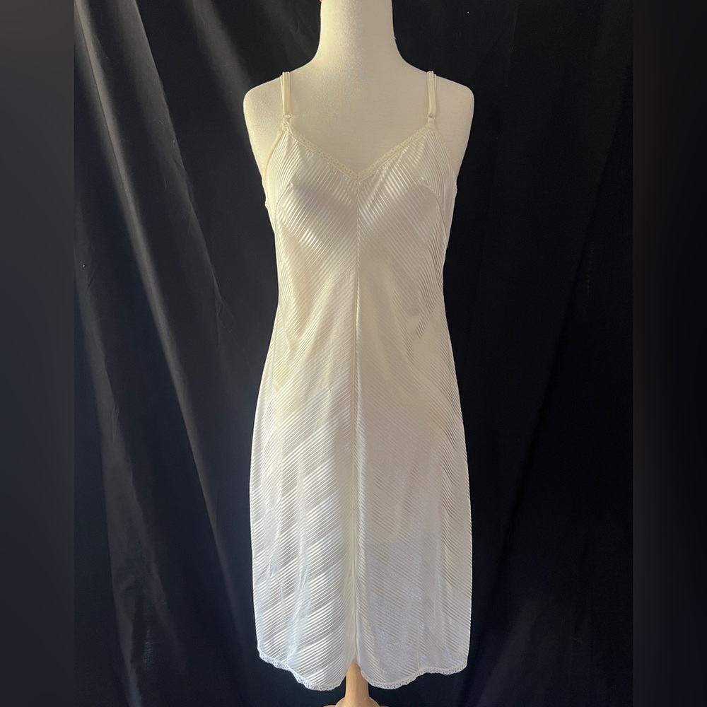Women’s Formfit Dress Slip Size 34 Tall (10/12) Cream Color